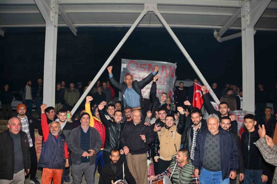 Bisikletiyle Yaptığı Mitinglerle Tanınan Bağımsız Adayın Ağır Yaralandığı Feci Kaza Kamerada