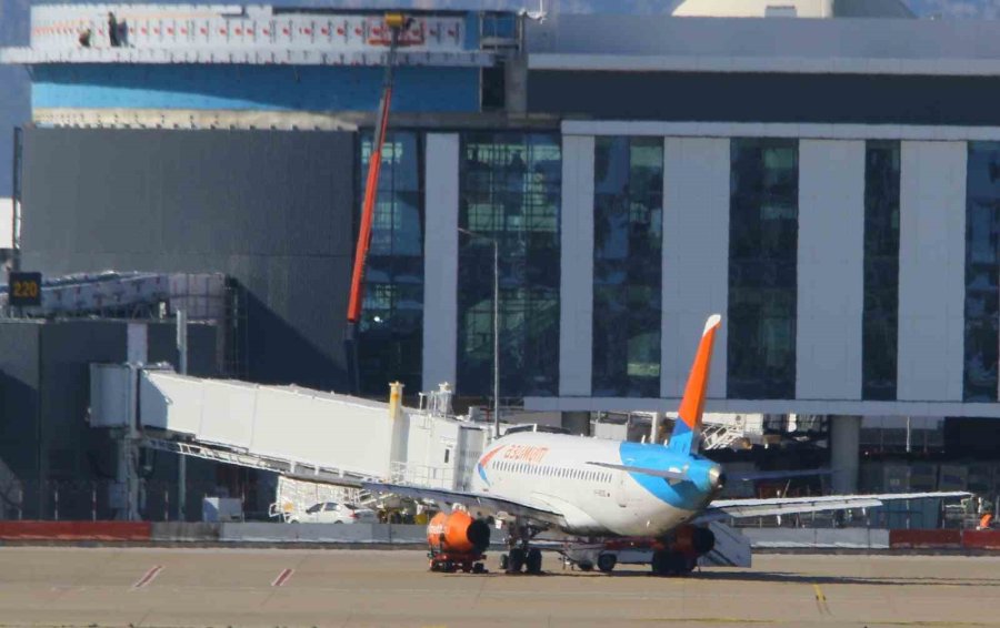 İniş Sırasında Motoru Yanan Uçak Antalya Havalimanı 2’nci Terminal’deki Park Noktasına Alındı