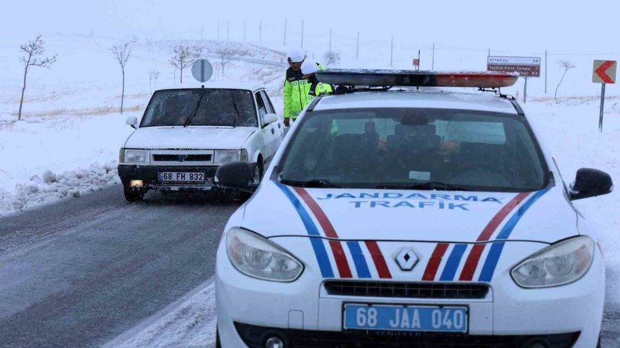 Aksaray’da Trafik Jandarması Kar Ve Güvenlik Kontrolünde