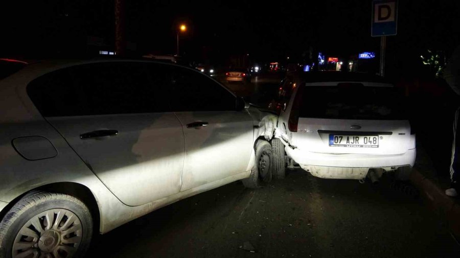 Yayaya Yol Veren Araca Çarptı, Sıkışan Sürücüyü Vatandaşlar Çıkardı