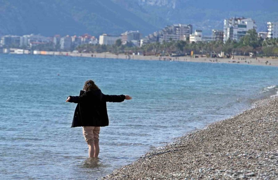 Montlarıyla Geldiler, Isınmak İçin Denize Girdiler