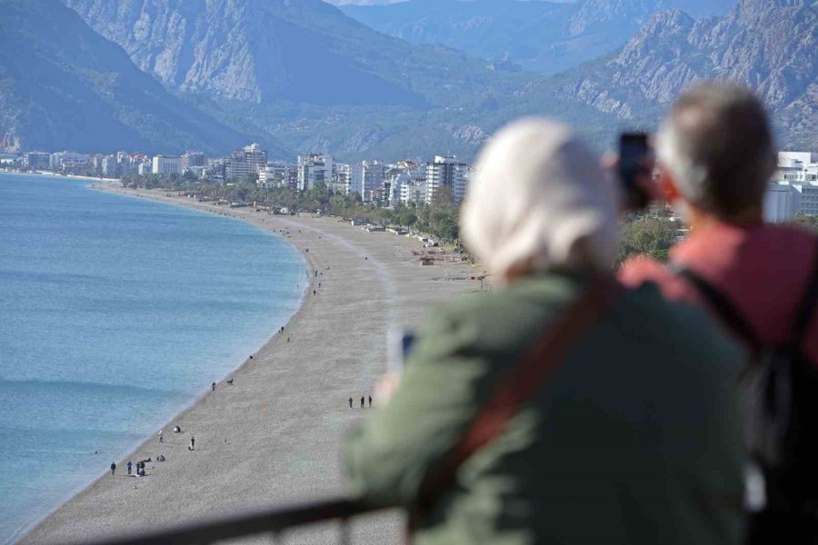 Montlarıyla Geldiler, Isınmak İçin Denize Girdiler