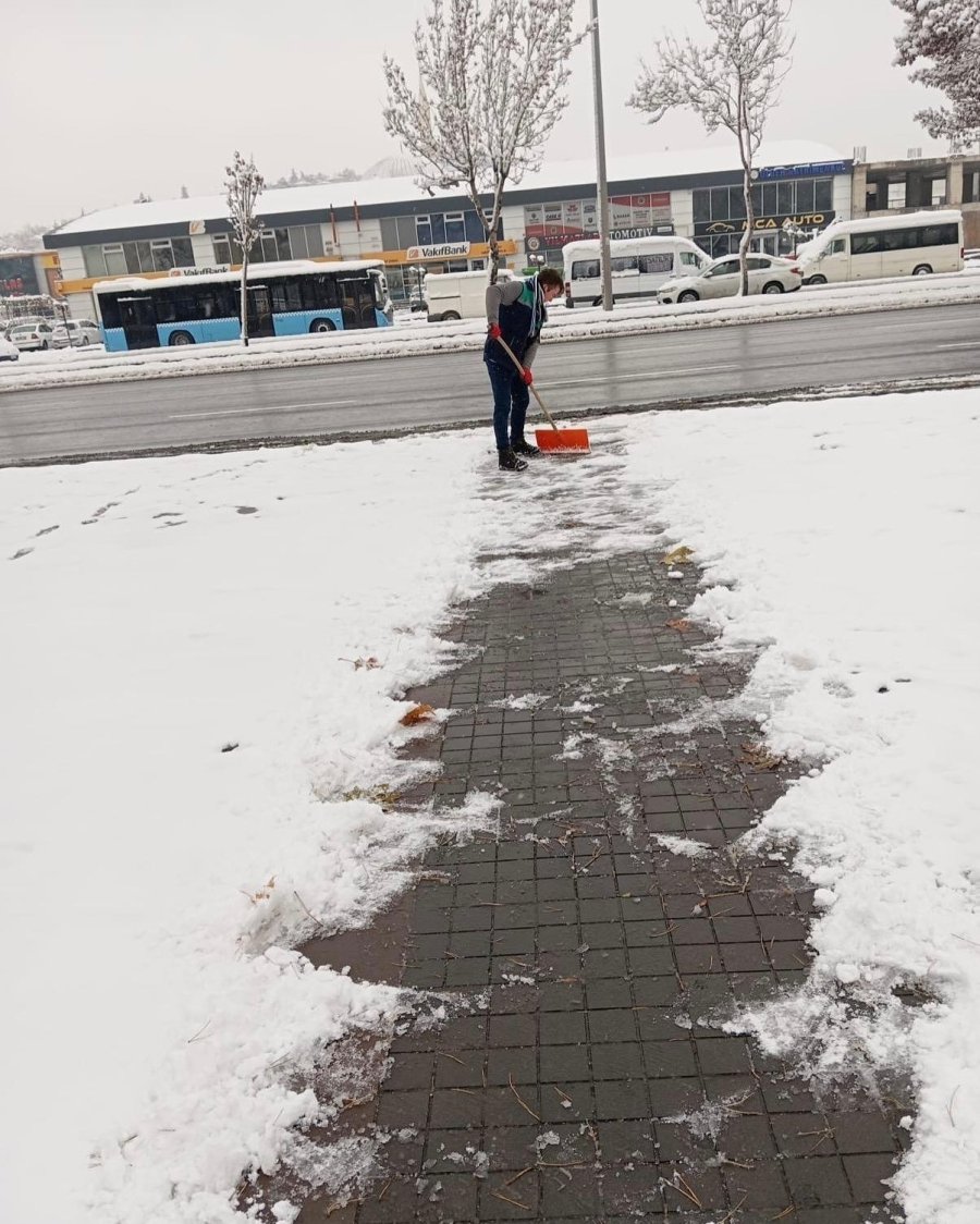 Büyükşehir Ekiplerinden Kaldırım Ve Parklarda Yoğun Mesai