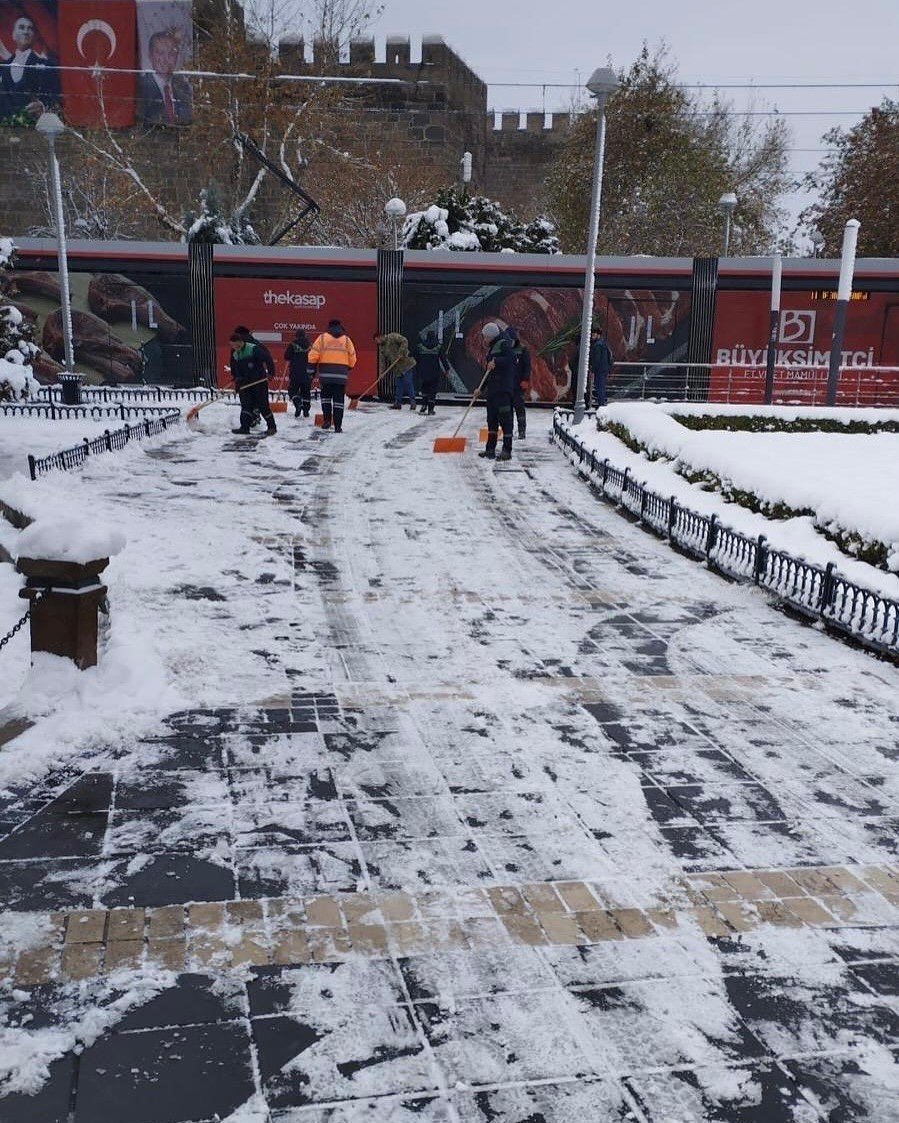 Büyükşehir Ekiplerinden Kaldırım Ve Parklarda Yoğun Mesai