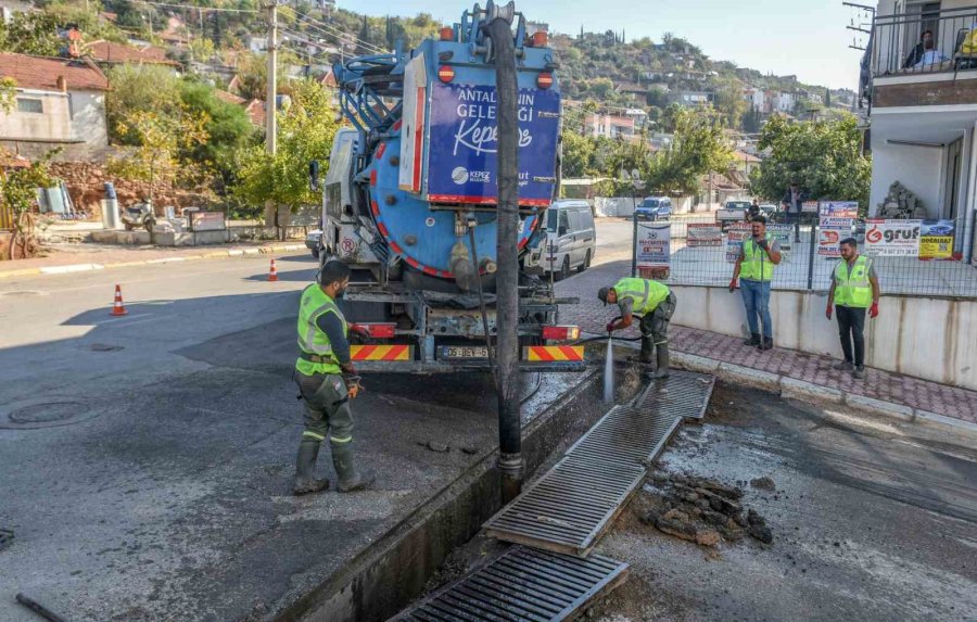 Kepez’de Mazgallar Vakumlu Ekskavatörle Temizleniyor