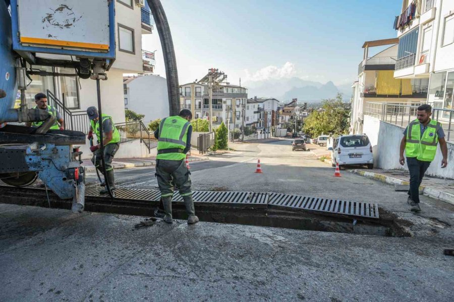 Kepez’de Mazgallar Vakumlu Ekskavatörle Temizleniyor