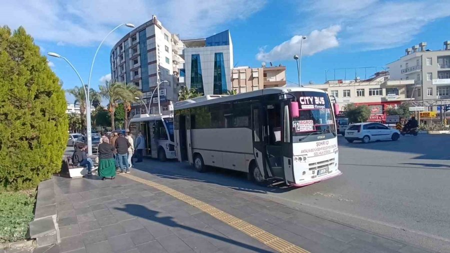 Kaza Yapan Minibüs Sürücüsüne Alman Yolcudan Kdv’li ’kova’ Cezası