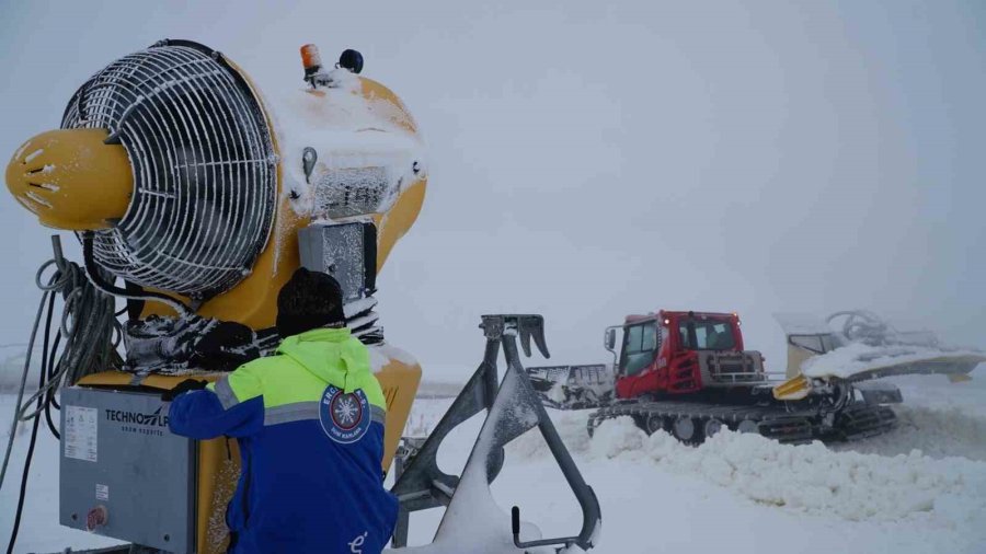 Erciyes’te Kar Kalınlığı 50 Santimi Buldu, Hazırlıklar Hızlandı