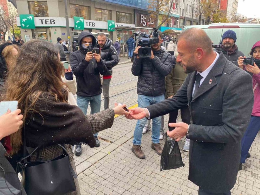 Zafer Partisi Eskişehir İl Başkanlığı’ndan Kadınlara Yasaklı Biber Gazı İkramı