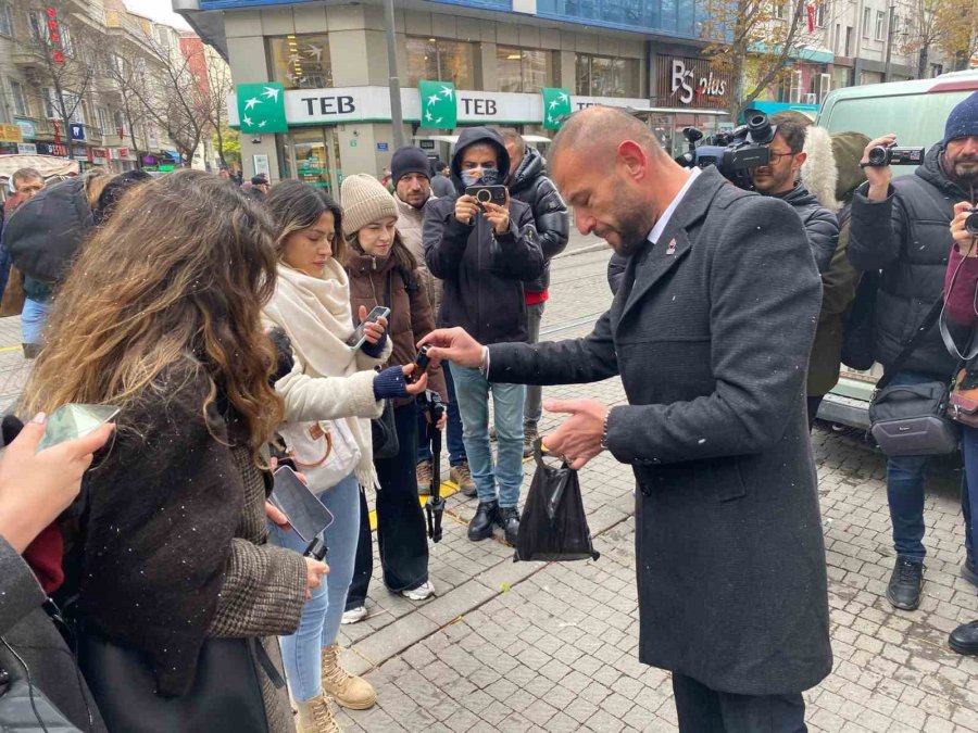 Zafer Partisi Eskişehir İl Başkanlığı’ndan Kadınlara Yasaklı Biber Gazı İkramı