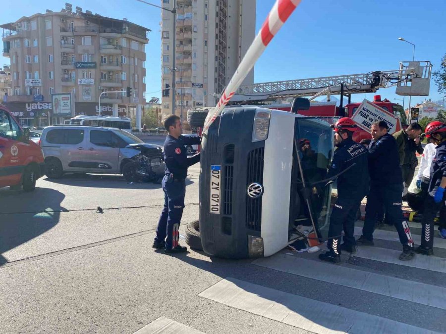 Uyarı Tabelasını Dikkate Almadı, Yan Yatan Araçta Sıkışan 2 Kişiyi İtfaiye Kurtardı