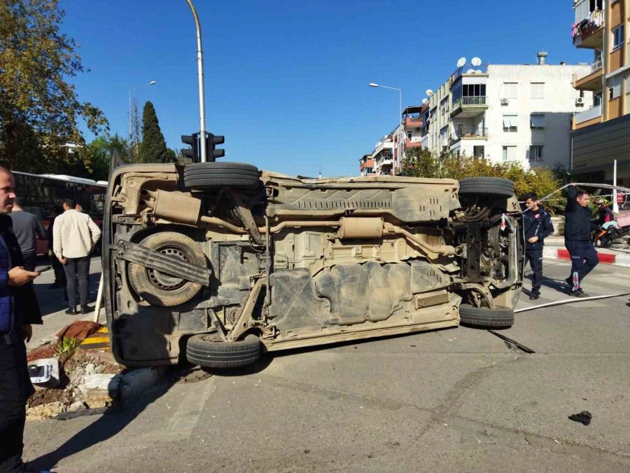 Uyarı Tabelasını Dikkate Almadı, Yan Yatan Araçta Sıkışan 2 Kişiyi İtfaiye Kurtardı