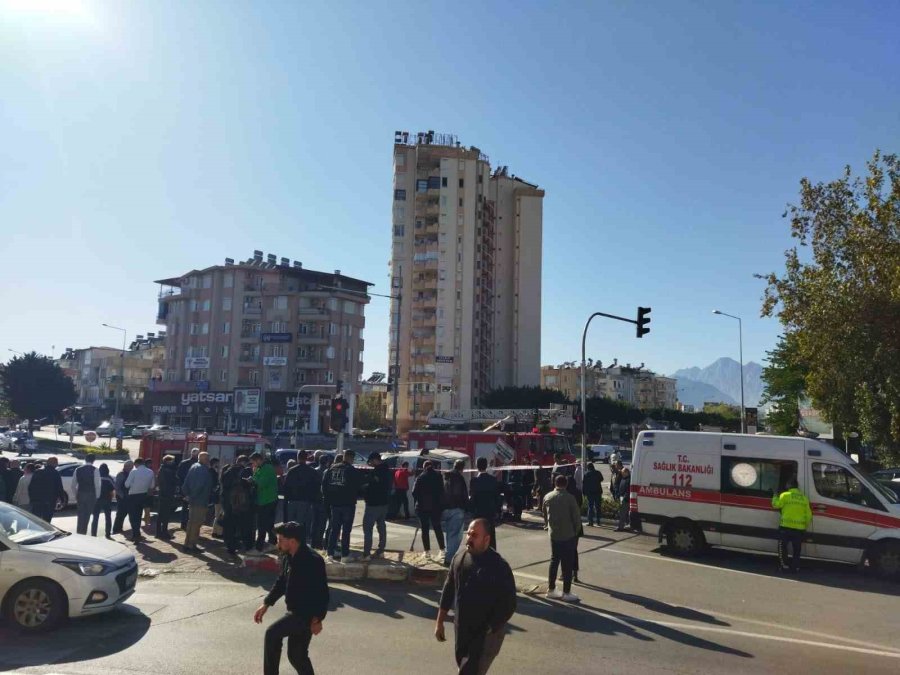 Uyarı Tabelasını Dikkate Almadı, Yan Yatan Araçta Sıkışan 2 Kişiyi İtfaiye Kurtardı