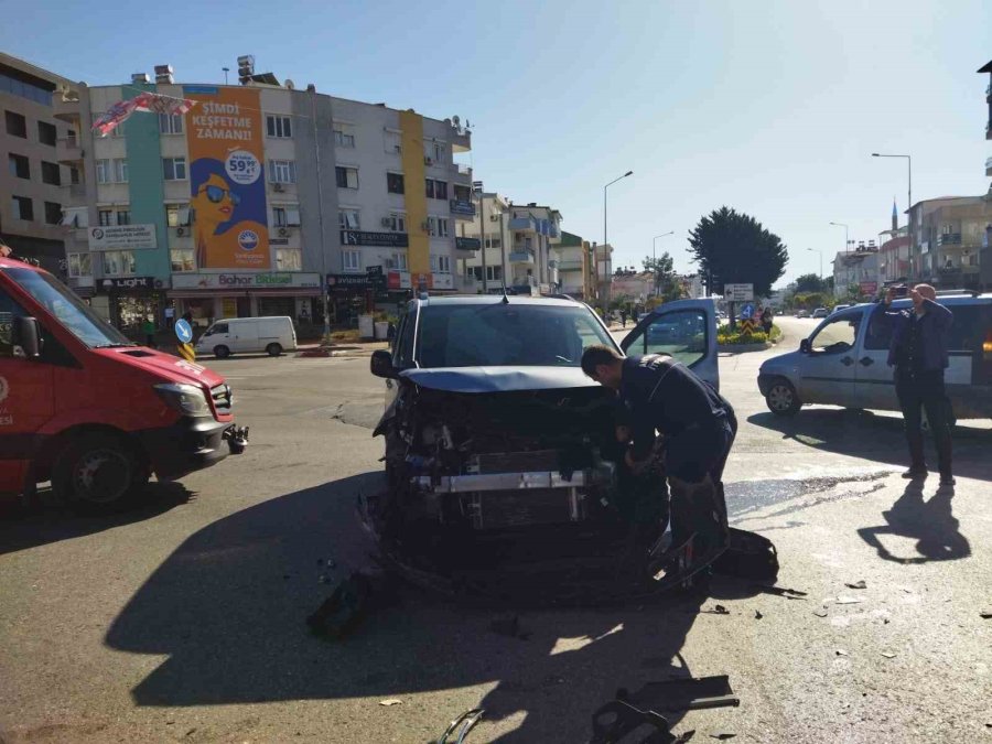 Uyarı Tabelasını Dikkate Almadı, Yan Yatan Araçta Sıkışan 2 Kişiyi İtfaiye Kurtardı