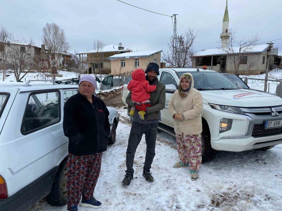 Antalya’da Yaylada Kardan Mahsur Kalan Vatandaşlar Büyükşehir Ekipleri Tarafından Kurtarıldı