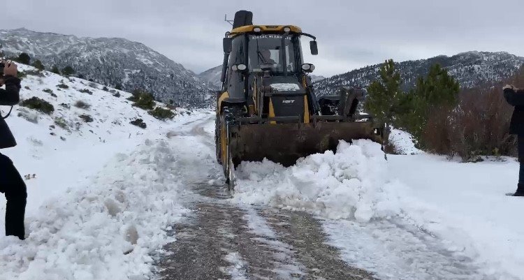 Antalya’da Yaylada Kardan Mahsur Kalan Vatandaşlar Büyükşehir Ekipleri Tarafından Kurtarıldı