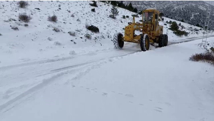 Antalya’da Yaylada Kardan Mahsur Kalan Vatandaşlar Büyükşehir Ekipleri Tarafından Kurtarıldı