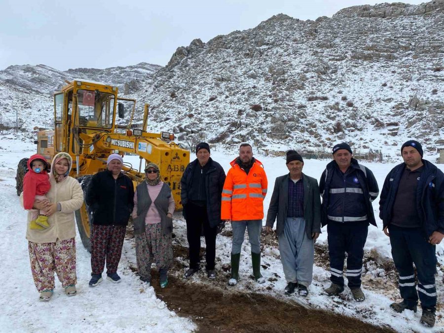 Antalya’da Yaylada Kardan Mahsur Kalan Vatandaşlar Büyükşehir Ekipleri Tarafından Kurtarıldı