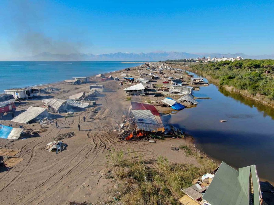 Antalya’da Denize Sıfır Çardaklar Tarihe Karıştı, Sahil Halkın Kullanımına Açılacak