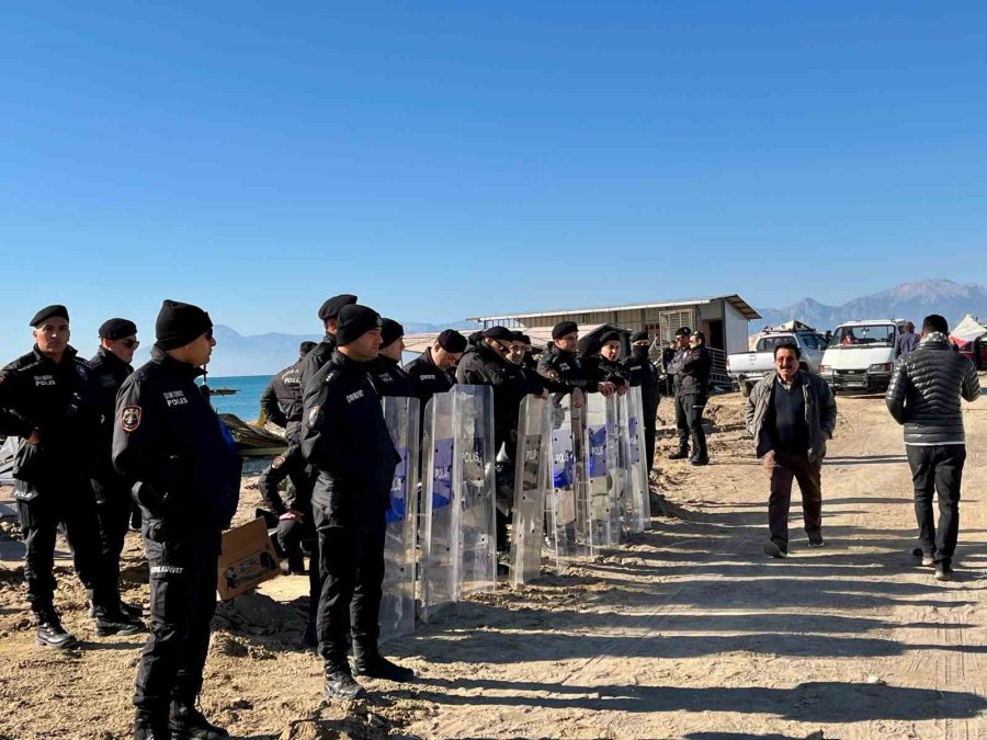 Antalya’da Denize Sıfır Çardaklar Tarihe Karıştı, Sahil Halkın Kullanımına Açılacak