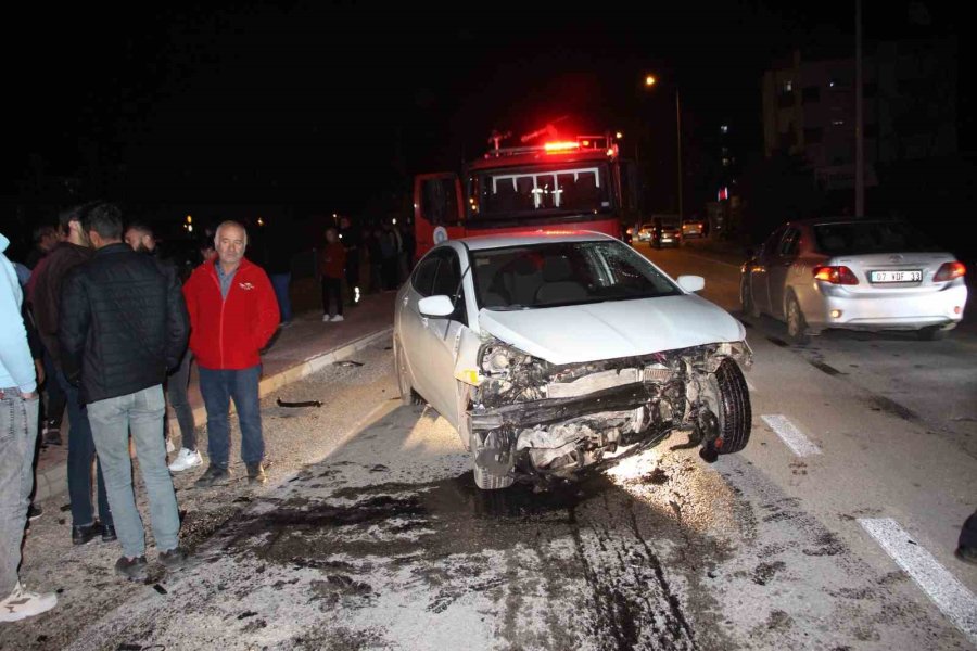 Kafa Kafaya Çarpışan Otomobillerden Biri 7 Metre Derinliğindeki Kanala Uçtu: 2 Yaralı