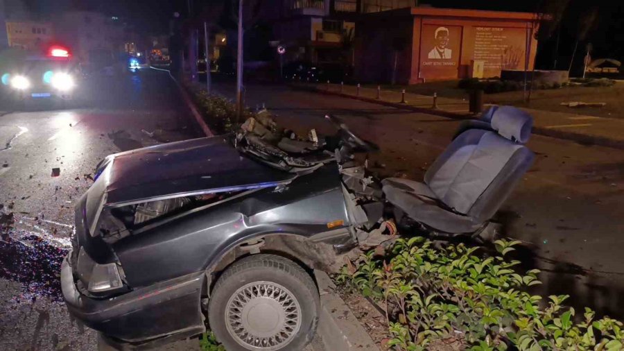 Aydınlatma Direğine Çarpan Otomobil İkiye Bölündü 17 Yaşındaki Genç Kız Hayatını Kaybetti