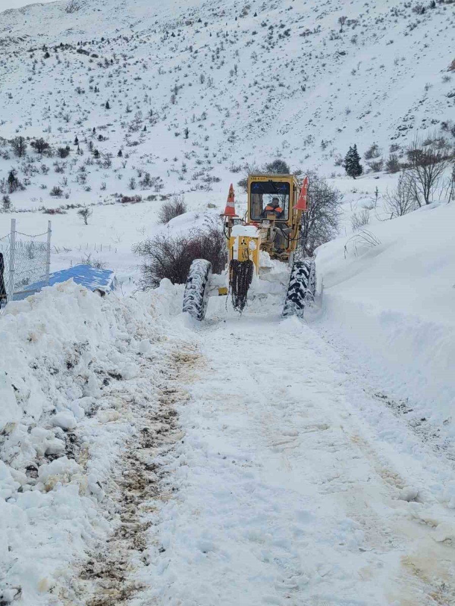 Büyükşehir’in Kırsalda Karla Mücadelesi Etkin Şekilde Sürüyor