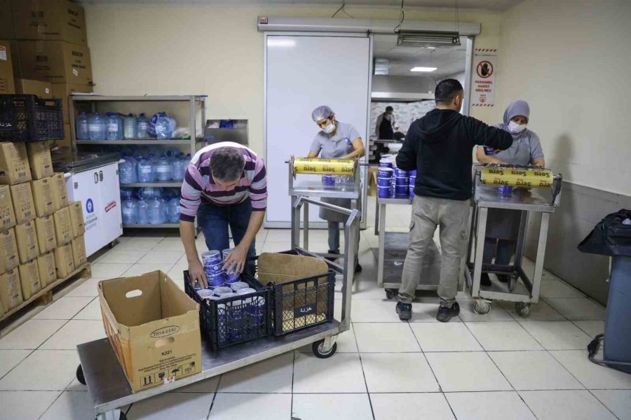 Aşevinden Binlerce Kişiye Yemek Yardımı Yapılıyor