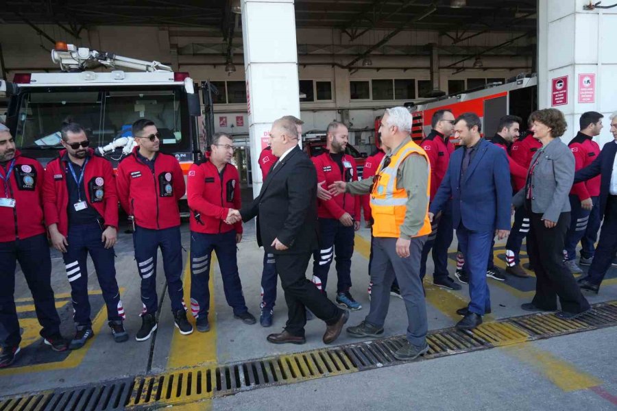 Antalya Havalimanındaki Uçak Kazasına Müdahale Eden Arrf Ekibi Ödüllendirildi