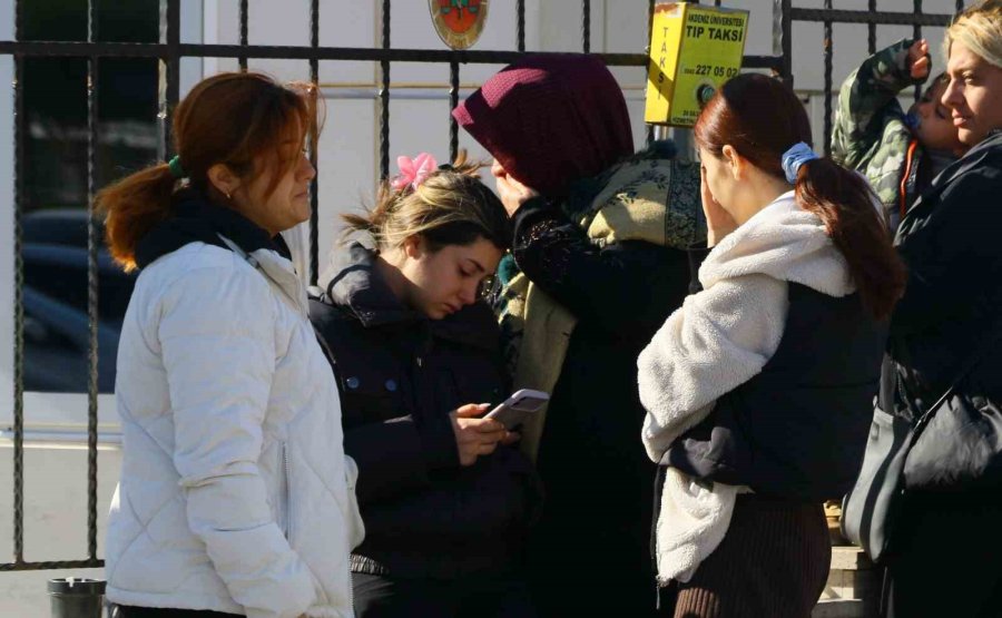 Kıskançlık Cinayetine Kurban Giden Kadının Cenazesi Ağabeyi Ve Kızı Tarafından Teslim Alındı