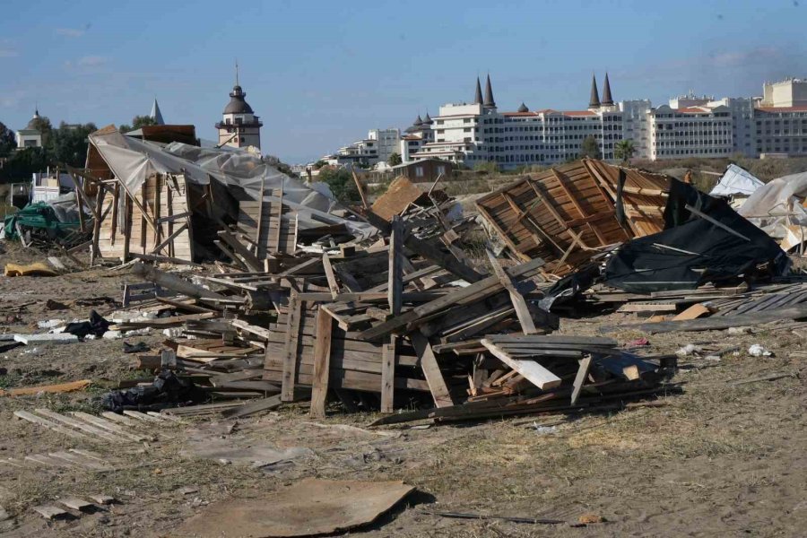 Denize Sıfır Bedava Çardaklar Yıkıldı, Hurdacılar Bölgeye Akın Etti