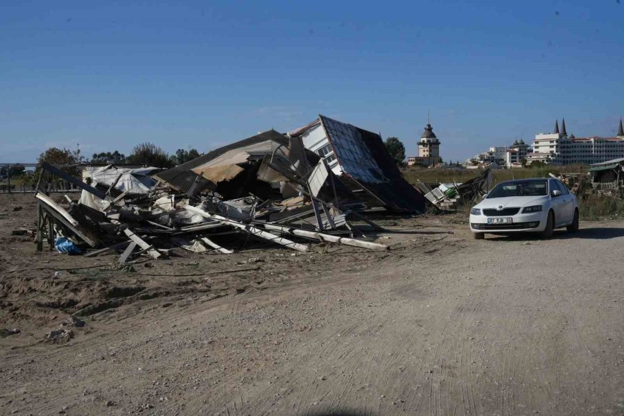 Denize Sıfır Bedava Çardaklar Yıkıldı, Hurdacılar Bölgeye Akın Etti