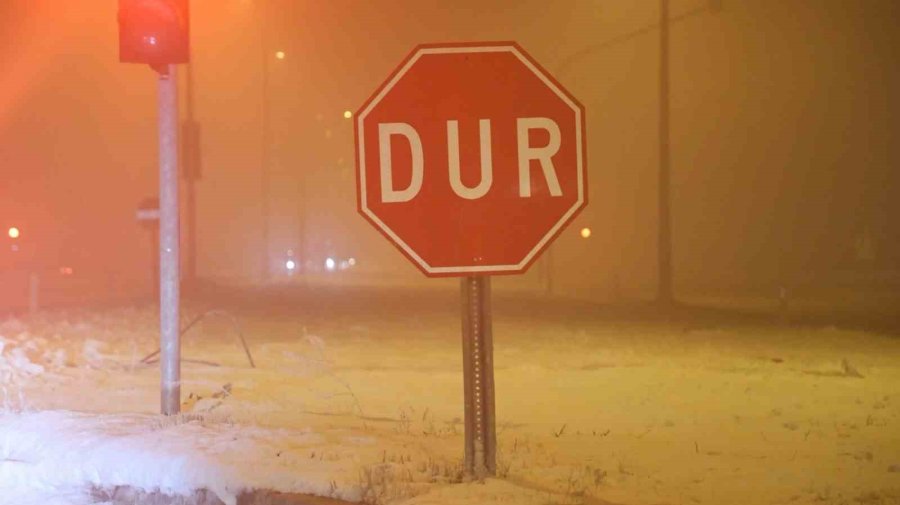 Aksaray’da Yoğun Sis Görüş Mesafesini 10 Metreye Düşürdü