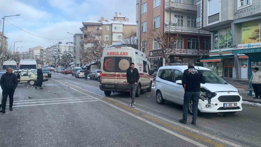 Geri Manevra Yapan Otomobil Hafif Ticari Araçla Çarpıştı: 1 Yaralı