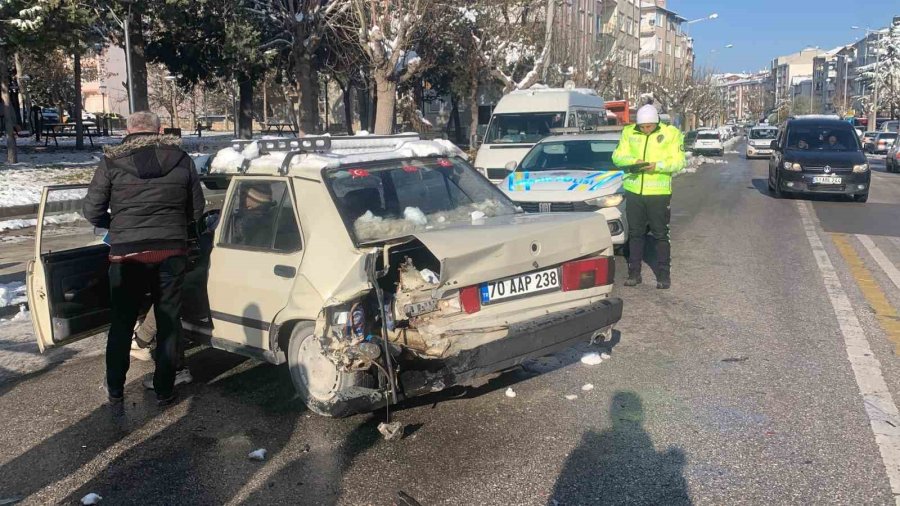 Geri Manevra Yapan Otomobil Hafif Ticari Araçla Çarpıştı: 1 Yaralı