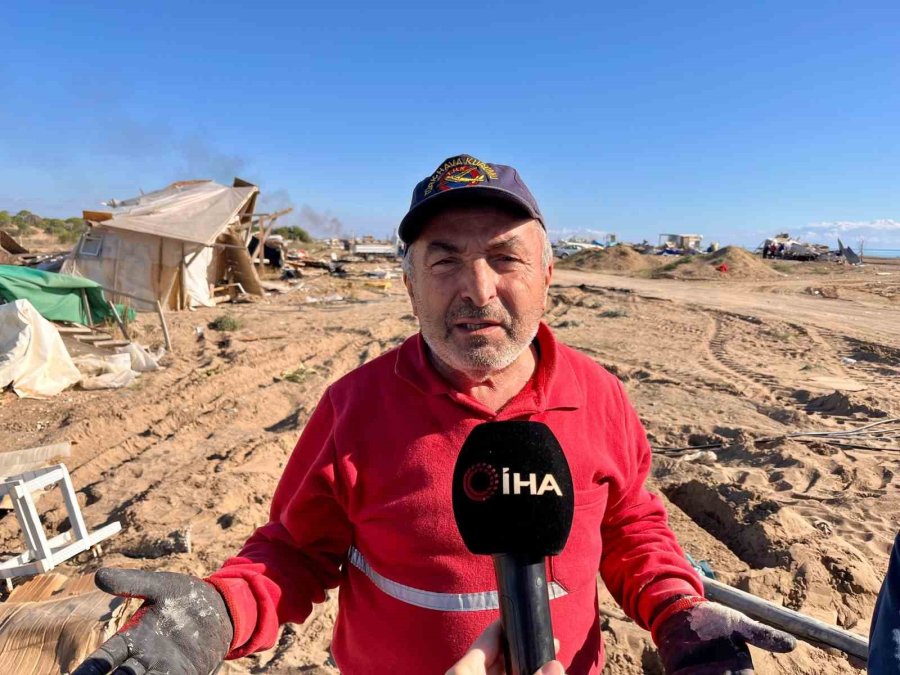 Denize Sıfır Bedava Çardaklar Yıkıldı, Hurdacılar Bölgeye Akın Etti