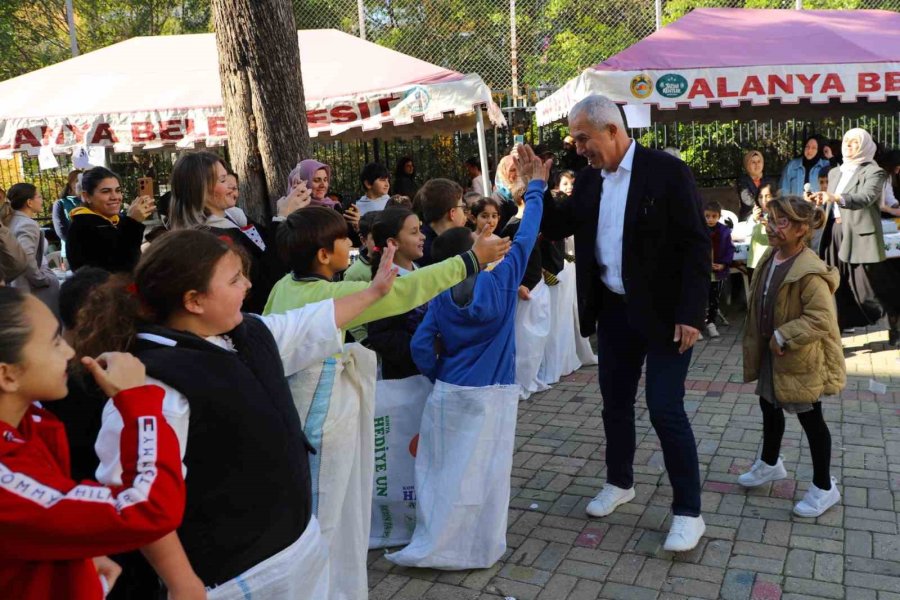 Başkan Özçelik Esnafın Taleplerini Not Aldı