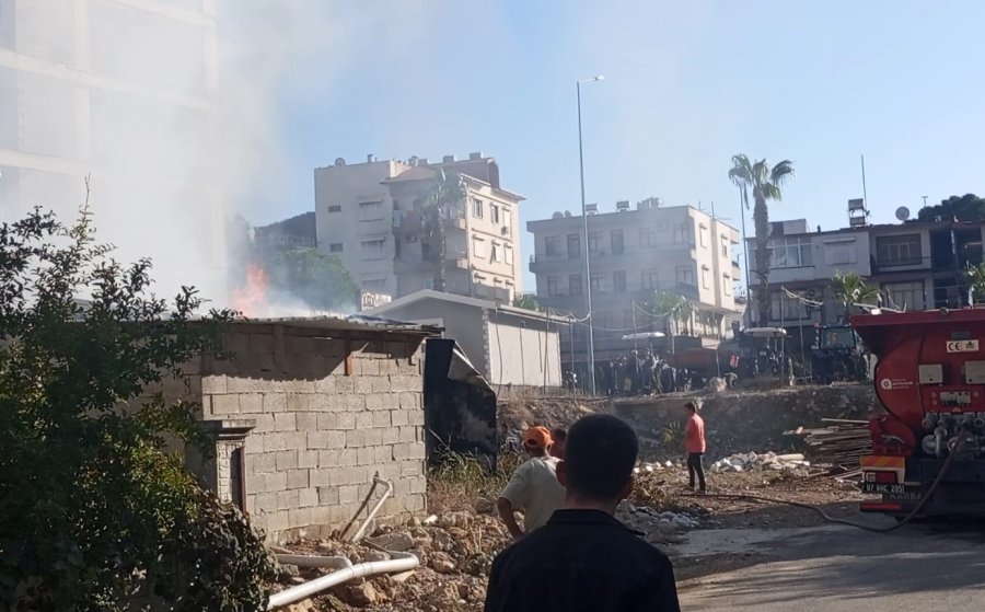 İşçilerin Kaldığı Konteynerler Alev Alev Yandı, Muhabirliğe Soyunan Vatandaş Kayıttan Çıkmayıp ‘itfaiyeyi Arayın’ Dedi