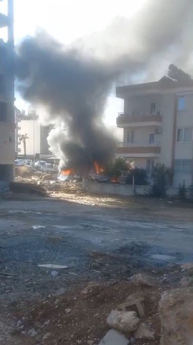 İşçilerin Kaldığı Konteynerler Alev Alev Yandı, Muhabirliğe Soyunan Vatandaş Kayıttan Çıkmayıp ‘itfaiyeyi Arayın’ Dedi