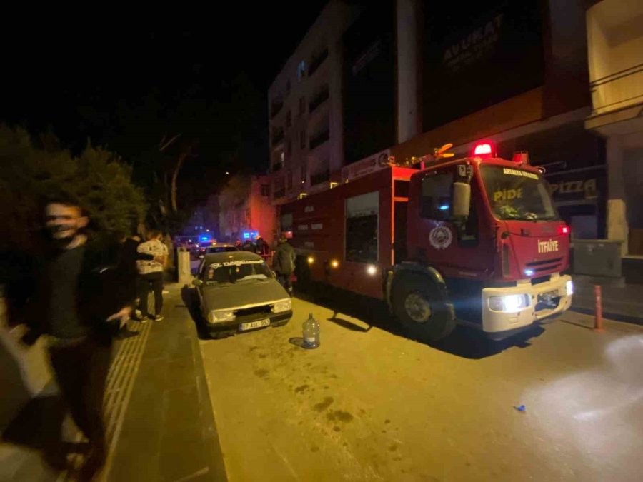 Park Halinde Otomobilde Çıkan Yangın Söndürmek İçin Mahalleli Seferber Oldu