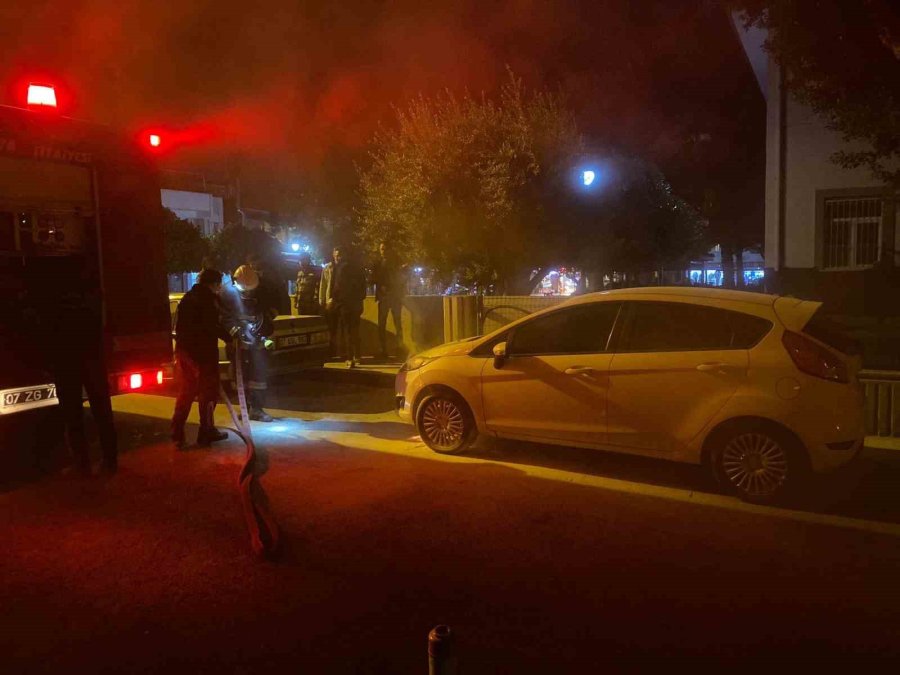 Park Halinde Otomobilde Çıkan Yangın Söndürmek İçin Mahalleli Seferber Oldu