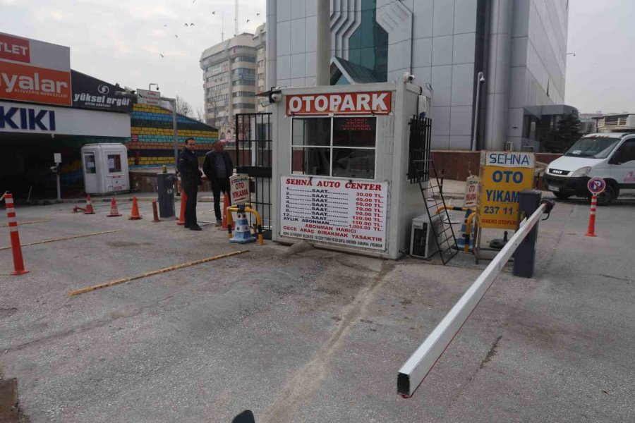 Doktor Ve Babasının 30 Liralık Otopark Kavgası Kamerada