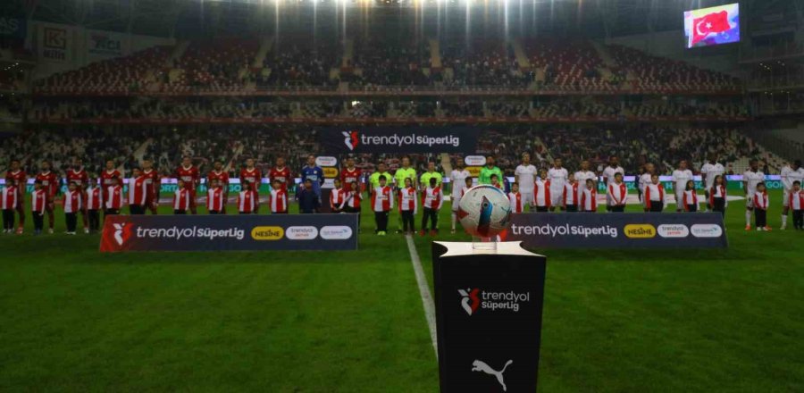 Trendyol Süper Lig: Antalyaspor: 1 - Sivasspor: 1 (ilk Yarı)