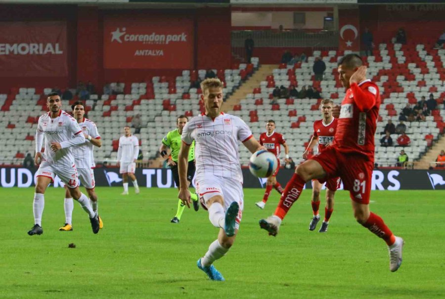 Trendyol Süper Lig: Antalyaspor: 1 - Sivasspor: 1 (ilk Yarı)