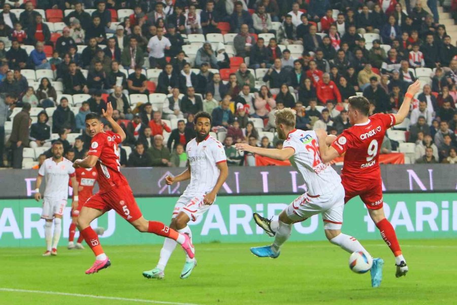 Trendyol Süper Lig: Antalyaspor: 1 - Sivasspor: 1 (ilk Yarı)