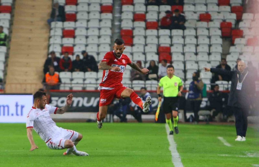 Trendyol Süper Lig: Antalyaspor: 1 - Sivasspor: 1 (ilk Yarı)