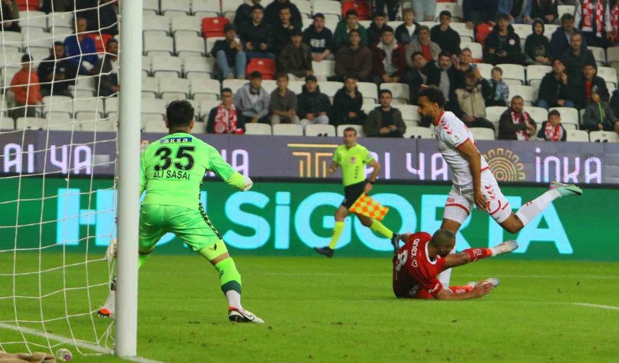 Trendyol Süper Lig: Antalyaspor: 1 - Sivasspor: 1 (ilk Yarı)