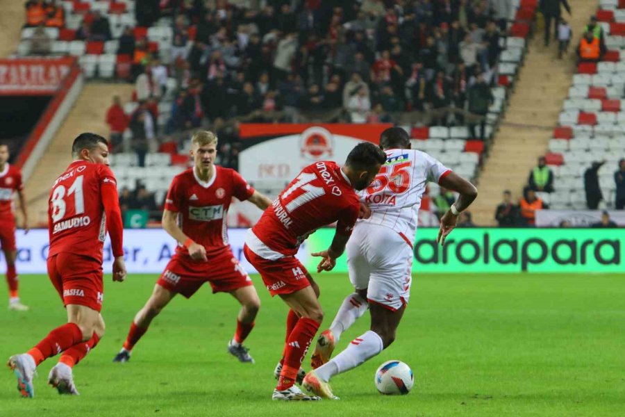 Trendyol Süper Lig: Antalyaspor: 1 - Sivasspor: 1 (ilk Yarı)