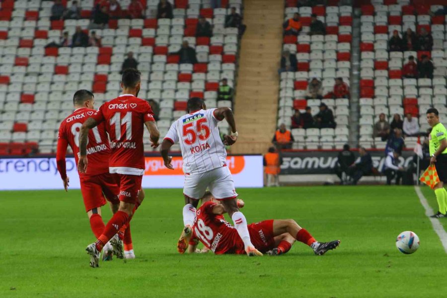 Trendyol Süper Lig: Antalyaspor: 1 - Sivasspor: 1 (ilk Yarı)