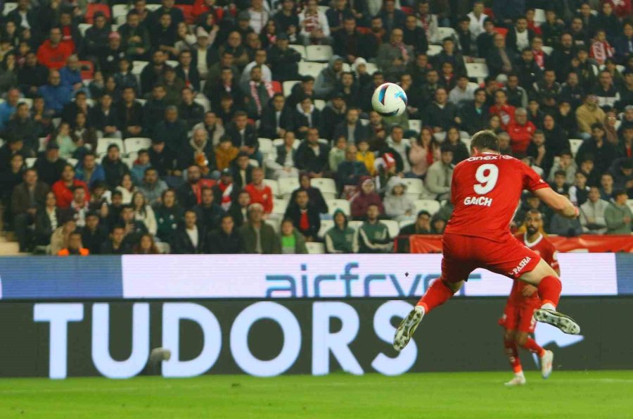 Trendyol Süper Lig: Antalyaspor: 1 - Sivasspor: 1 (ilk Yarı)